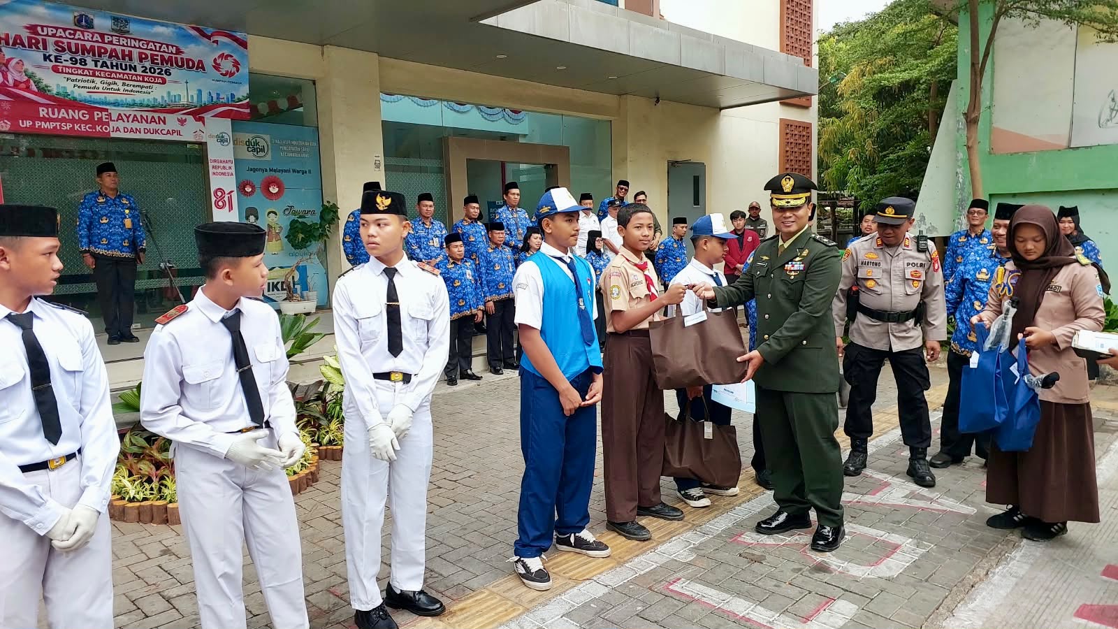 Memberikan Apresiasi Khusus Kepada Atlet POPPROV dan Petugas Pengibar Bendera Berprestasi 4
