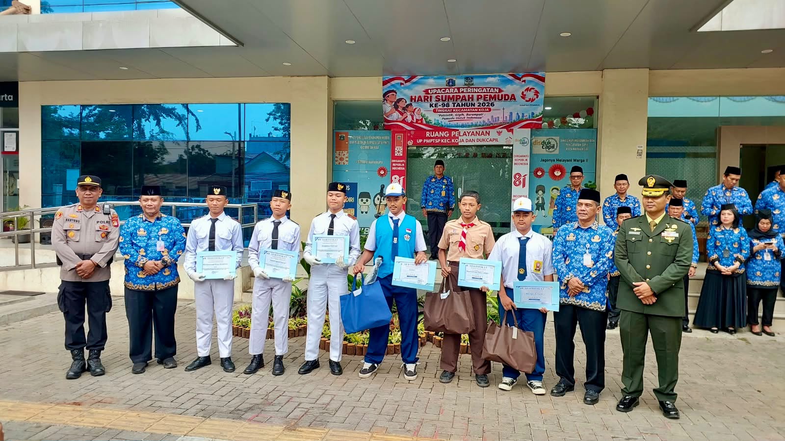 Memberikan Apresiasi Khusus Kepada Atlet POPPROV dan Petugas Pengibar Bendera Berprestasi 6