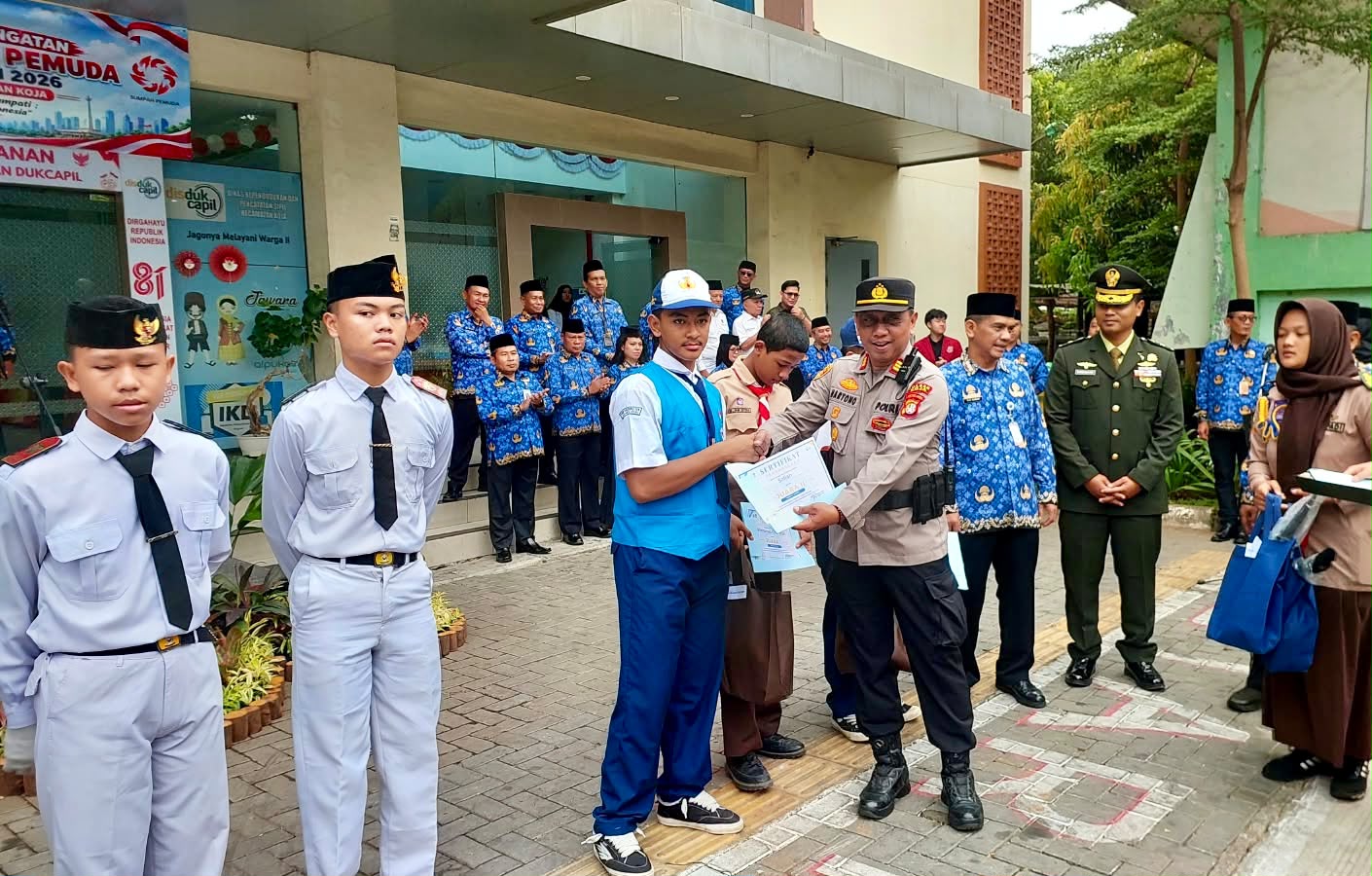 Memberikan Apresiasi Khusus Kepada Atlet POPPROV dan Petugas Pengibar Bendera Berprestasi 3