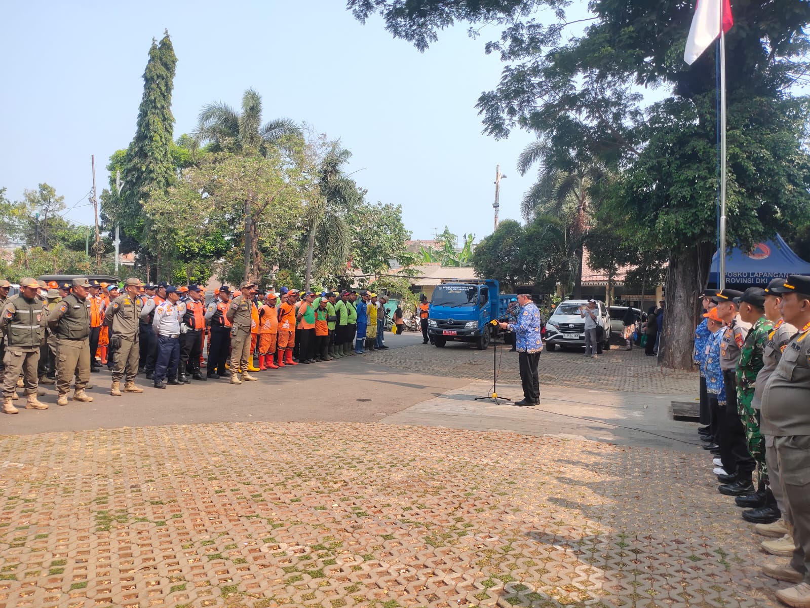 APEL GABUNGAN KECAMATAN CILINCING: PULUHAN PERSONEL DITERJUNKAN UNTUK PENATAAN BANGUNAN DAN USAHA PARKIR LIAR DI SEPANJANG JALAN KALI BANG LIO CILINCING 1