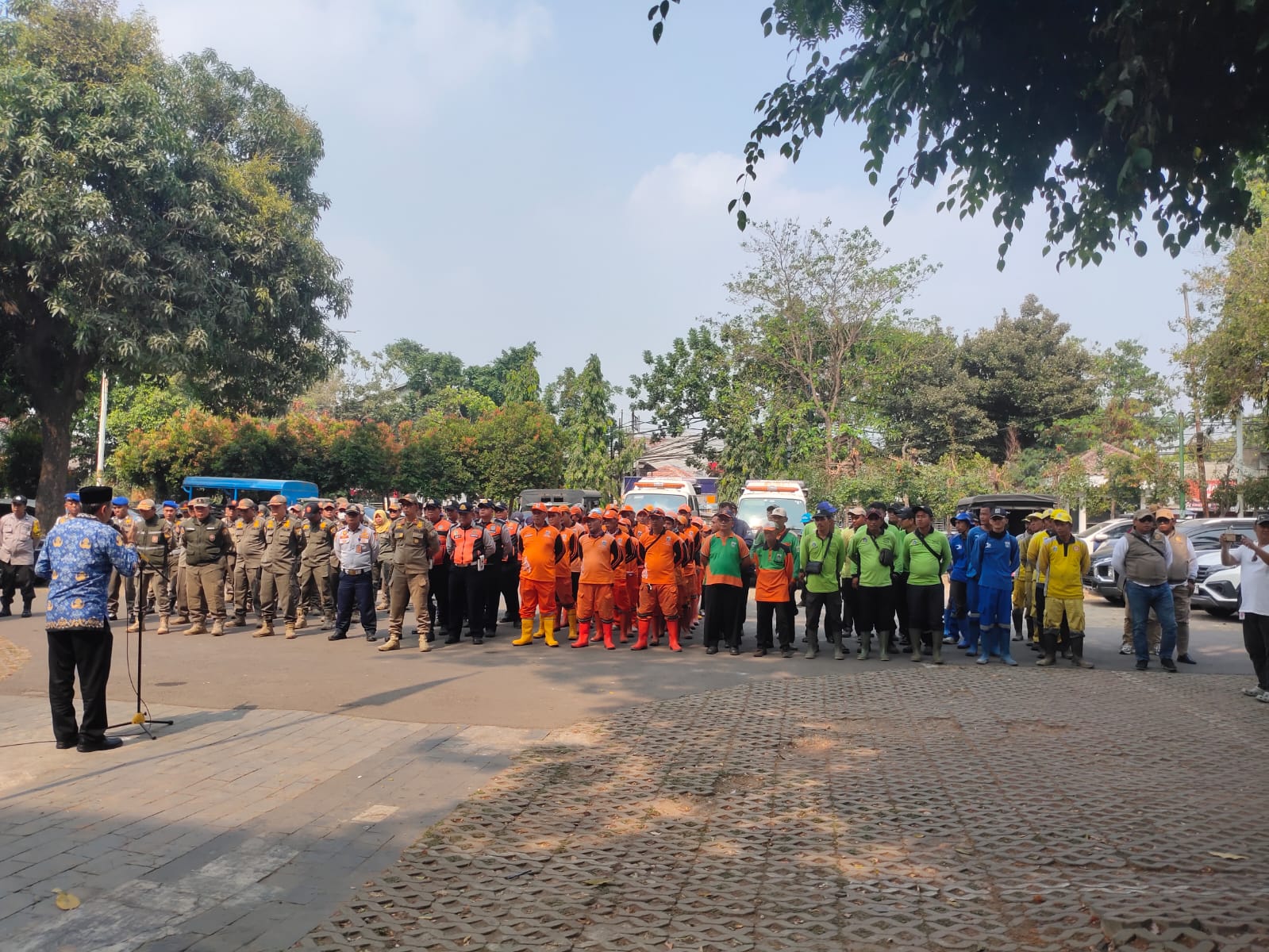 APEL GABUNGAN KECAMATAN CILINCING: PULUHAN PERSONEL DITERJUNKAN UNTUK PENATAAN BANGUNAN DAN USAHA PARKIR LIAR DI SEPANJANG JALAN KALI BANG LIO CILINCING 4