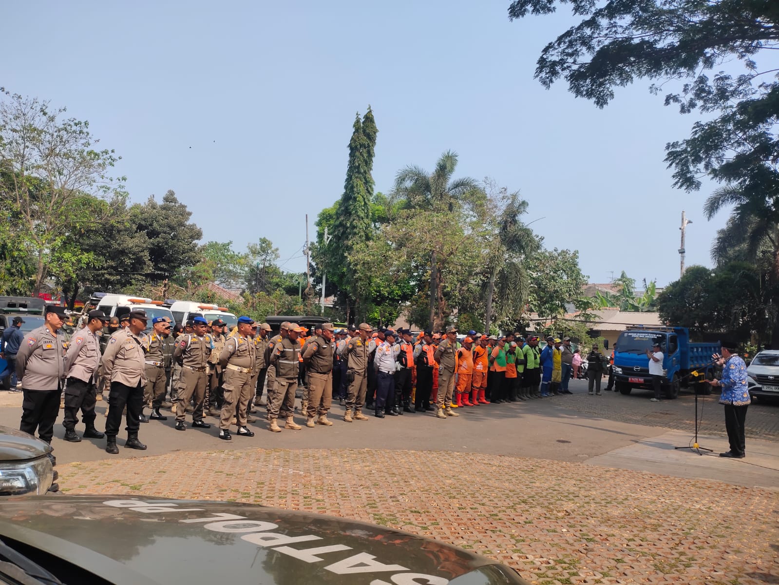 APEL GABUNGAN KECAMATAN CILINCING: PULUHAN PERSONEL DITERJUNKAN UNTUK PENATAAN BANGUNAN DAN USAHA PARKIR LIAR DI SEPANJANG JALAN KALI BANG LIO CILINCING 3