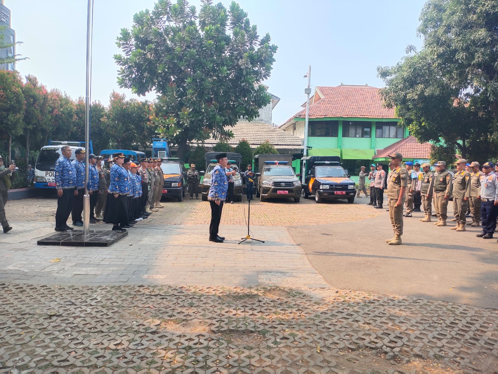 APEL GABUNGAN KECAMATAN CILINCING: PULUHAN PERSONEL DITERJUNKAN UNTUK PENATAAN BANGUNAN DAN USAHA PARKIR LIAR DI SEPANJANG JALAN KALI BANG LIO CILINCING 2