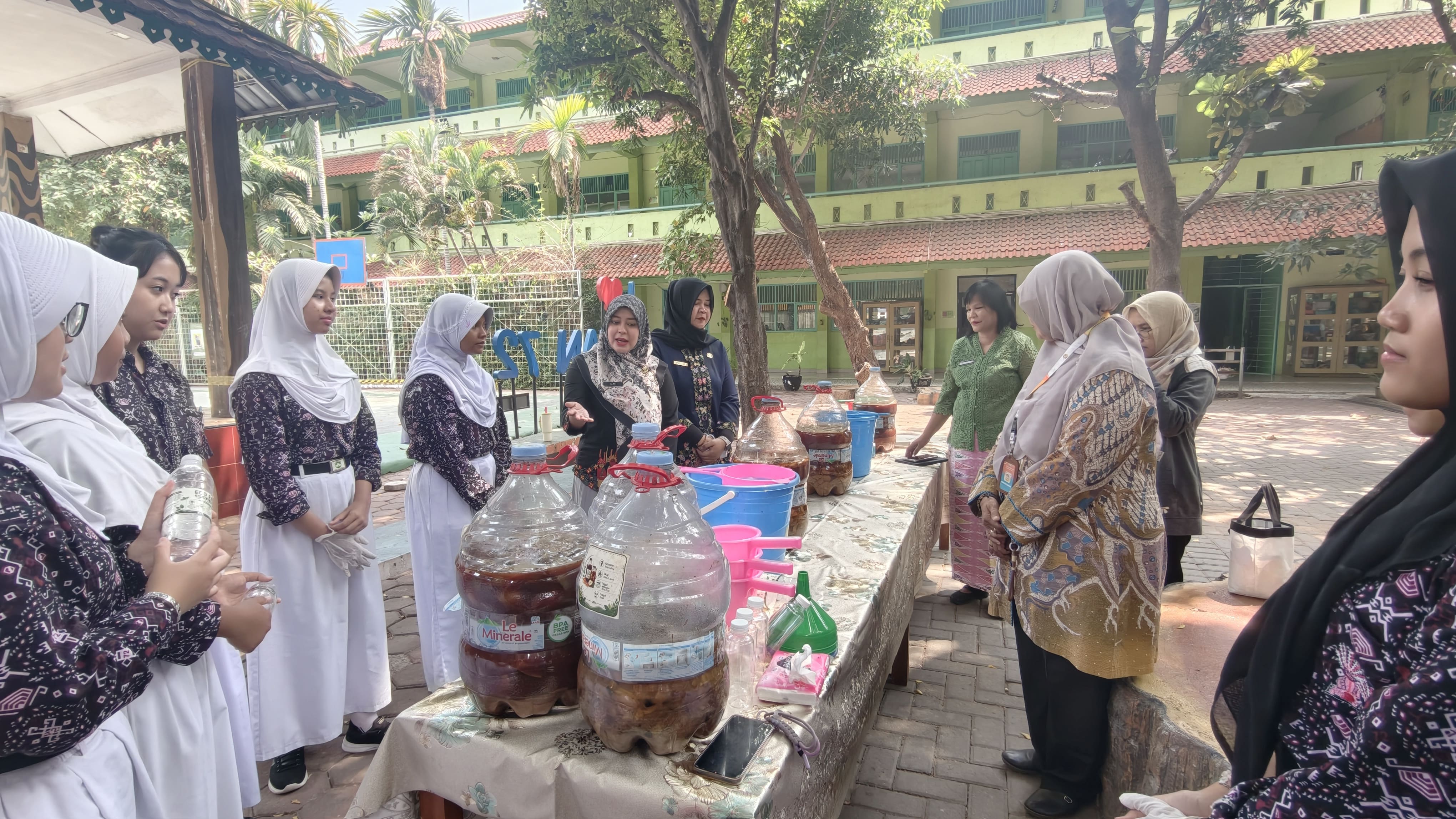 Kelola Sampah Organik Dengan Kegiatan Ecoenzym di SMA Negeri 72 4