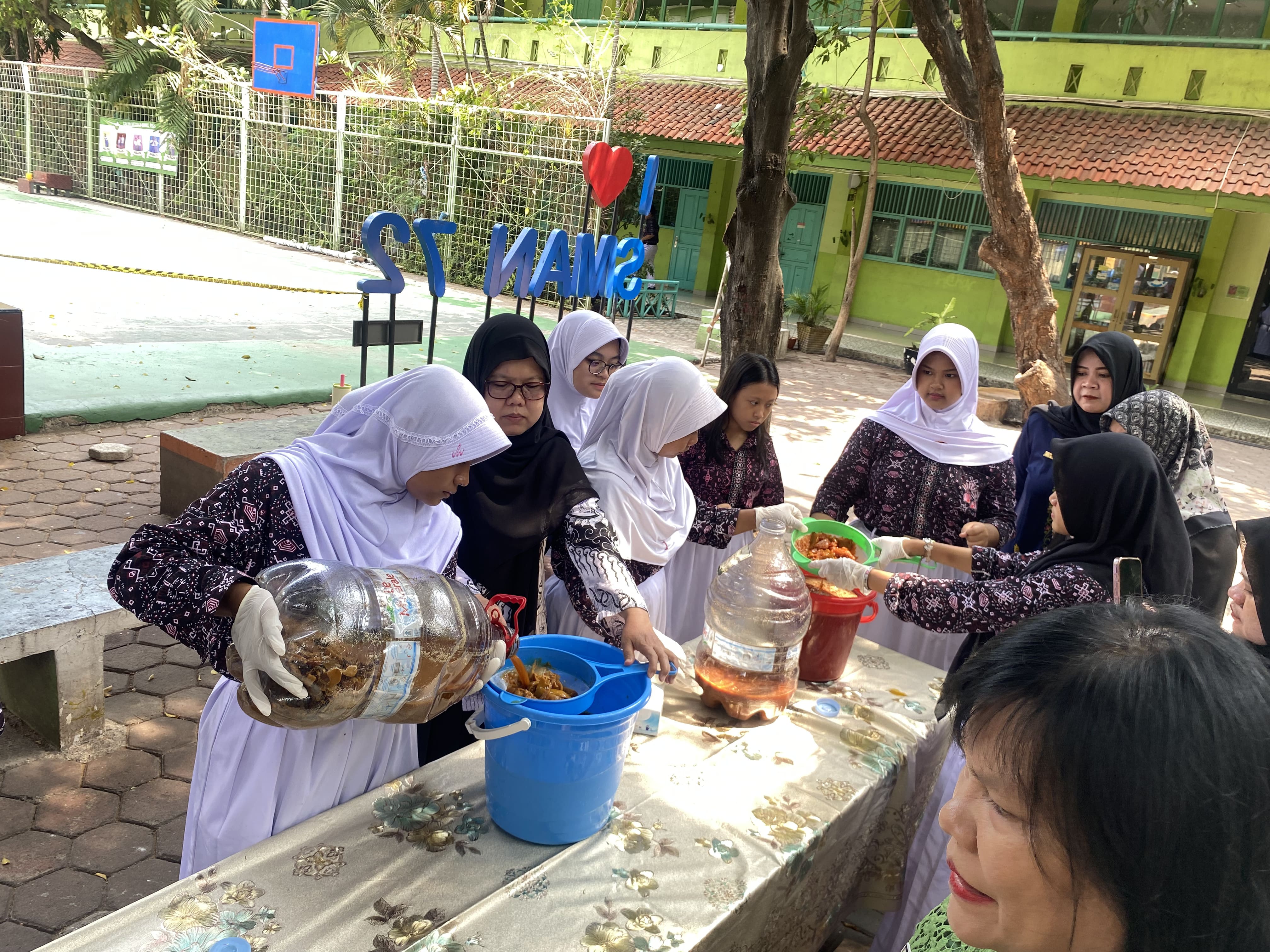 Kelola Sampah Organik Dengan Kegiatan Ecoenzym di SMA Negeri 72 1