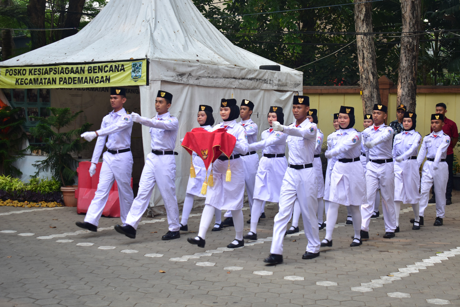 Penuh Khidmat dan Semangat Kebersamaan, Upacara HUT RI Ke-81 di Kecamatan Pademangan Berlangsung Semarak 1