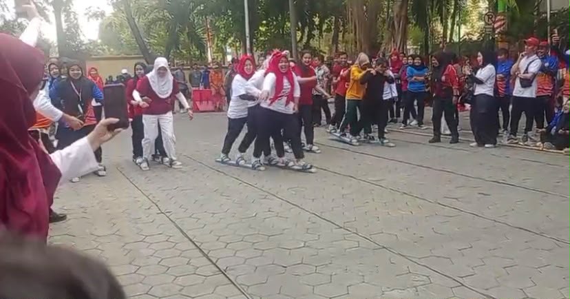 Merajut Kebersamaan di Kecamatan Pademangan: Aksi & Gelak Tawa Lomba Tradisional 1