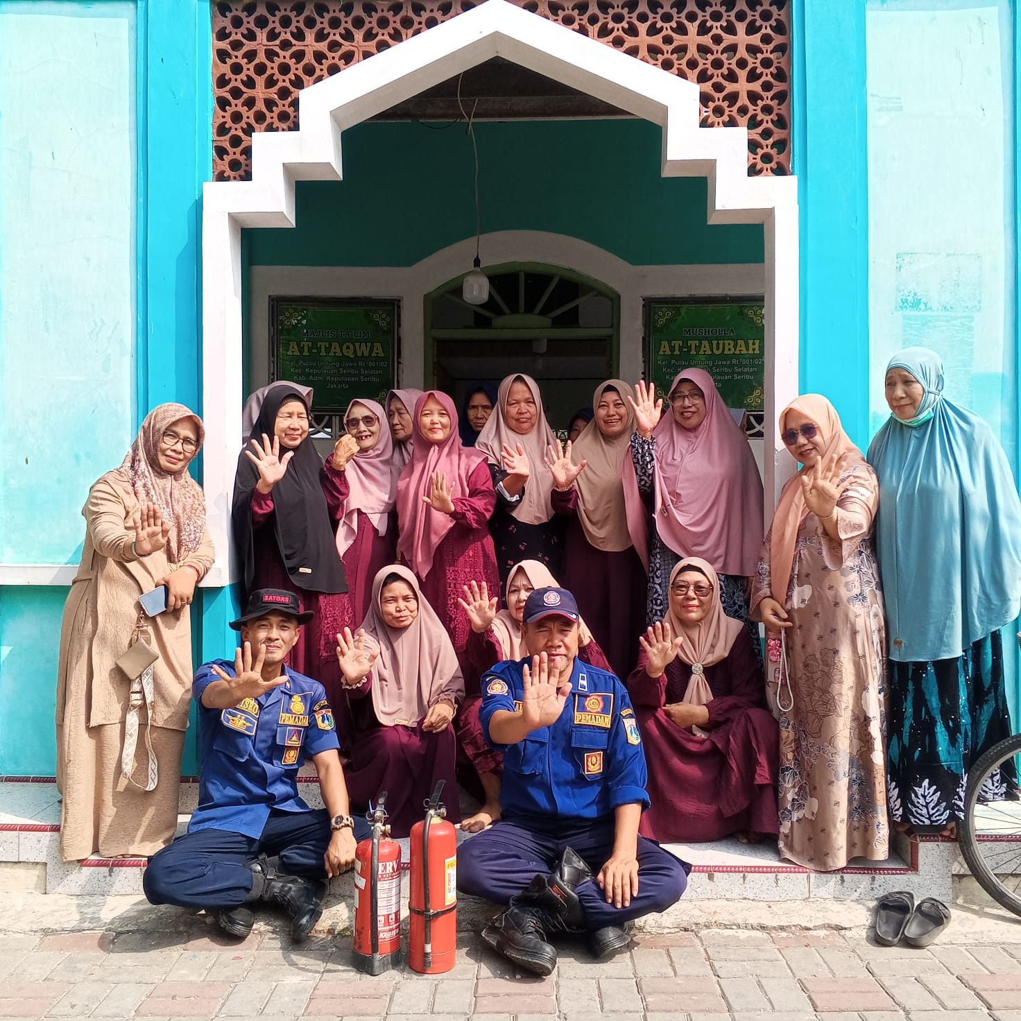 Sosialisasi penanggulangan kebakaran kompor gas kepada Ibu-ibu Jama'ah Majelis Ta'lim Kel. Pulau Untung Jawa 6