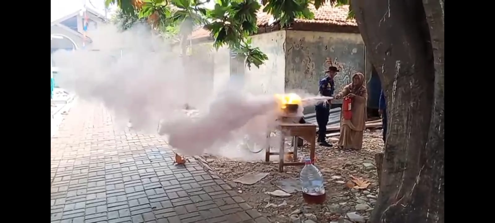 Sosialisasi penanggulangan kebakaran kompor gas kepada Ibu-ibu Jama'ah Majelis Ta'lim Kel. Pulau Untung Jawa 3