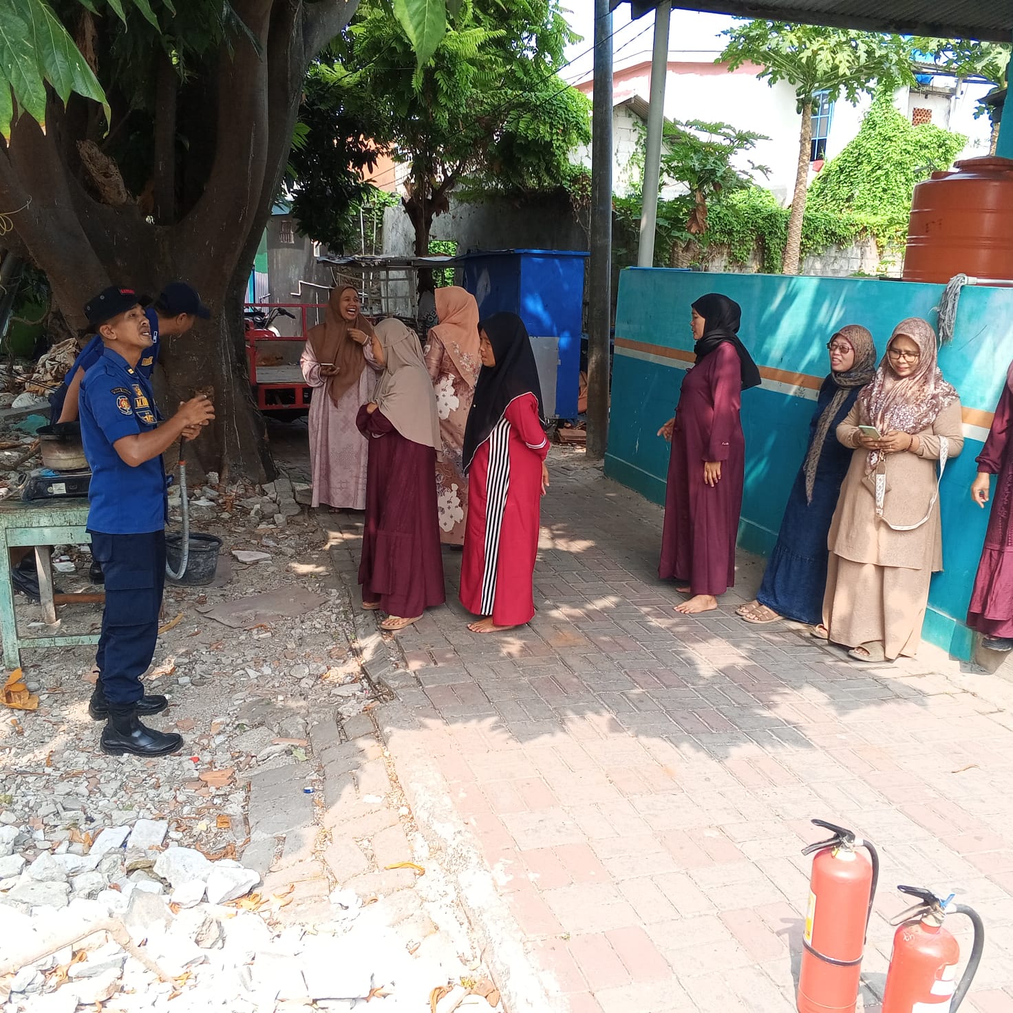 Sosialisasi penanggulangan kebakaran kompor gas kepada Ibu-ibu Jama'ah Majelis Ta'lim Kel. Pulau Untung Jawa 1