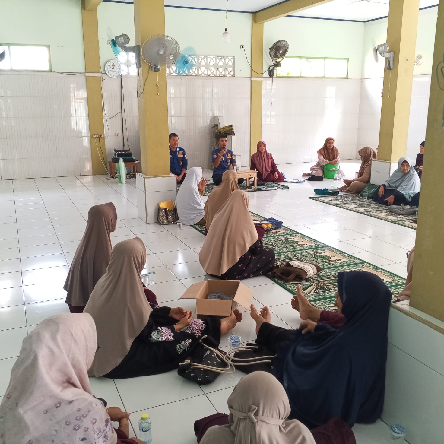 Sosialisasi penanggulangan kebakaran kompor gas kepada Ibu-ibu Jama'ah Majelis Ta'lim Kel. Pulau Untung Jawa 5