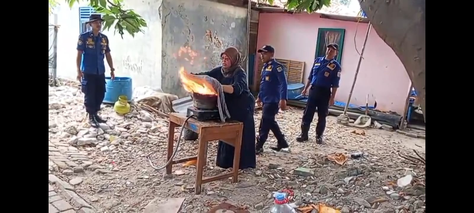 Sosialisasi penanggulangan kebakaran kompor gas kepada Ibu-ibu Jama'ah Majelis Ta'lim Kel. Pulau Untung Jawa 2