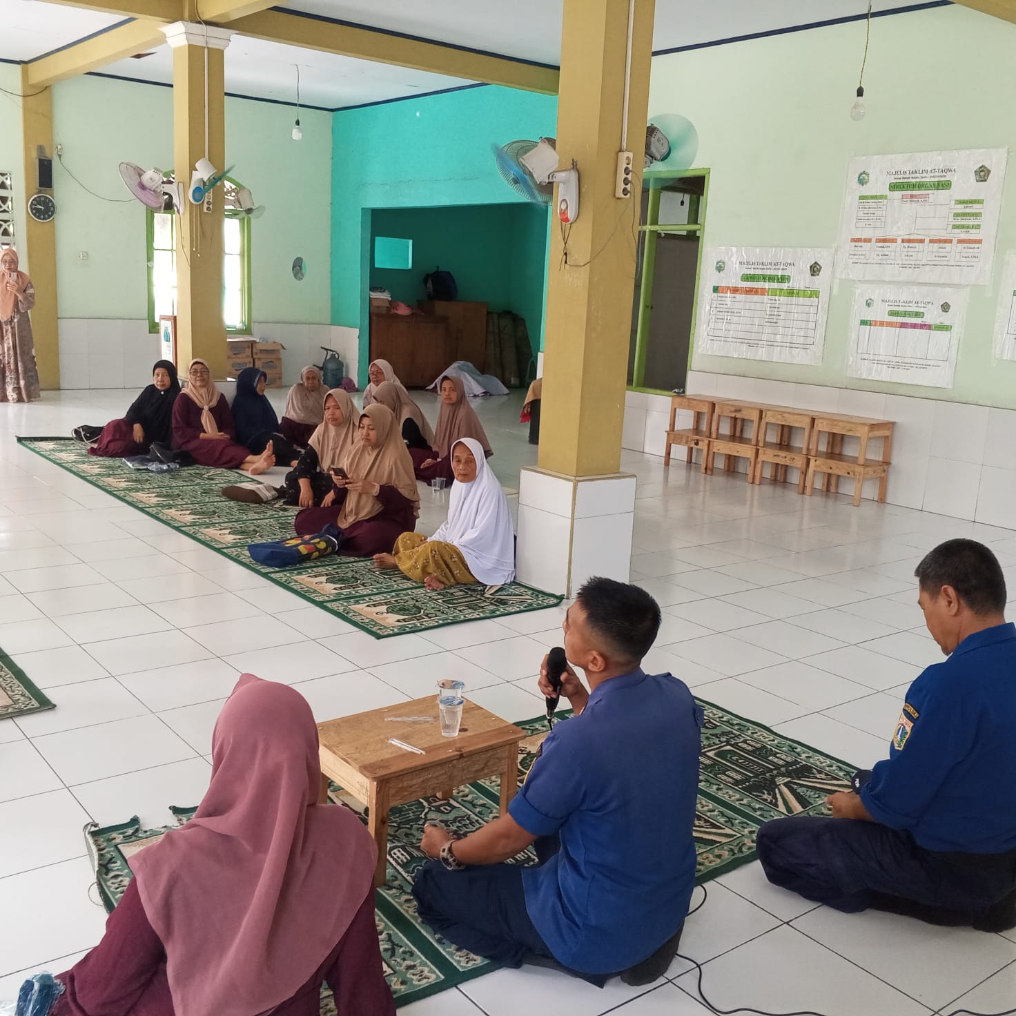 Sosialisasi penanggulangan kebakaran kompor gas kepada Ibu-ibu Jama'ah Majelis Ta'lim Kel. Pulau Untung Jawa 4