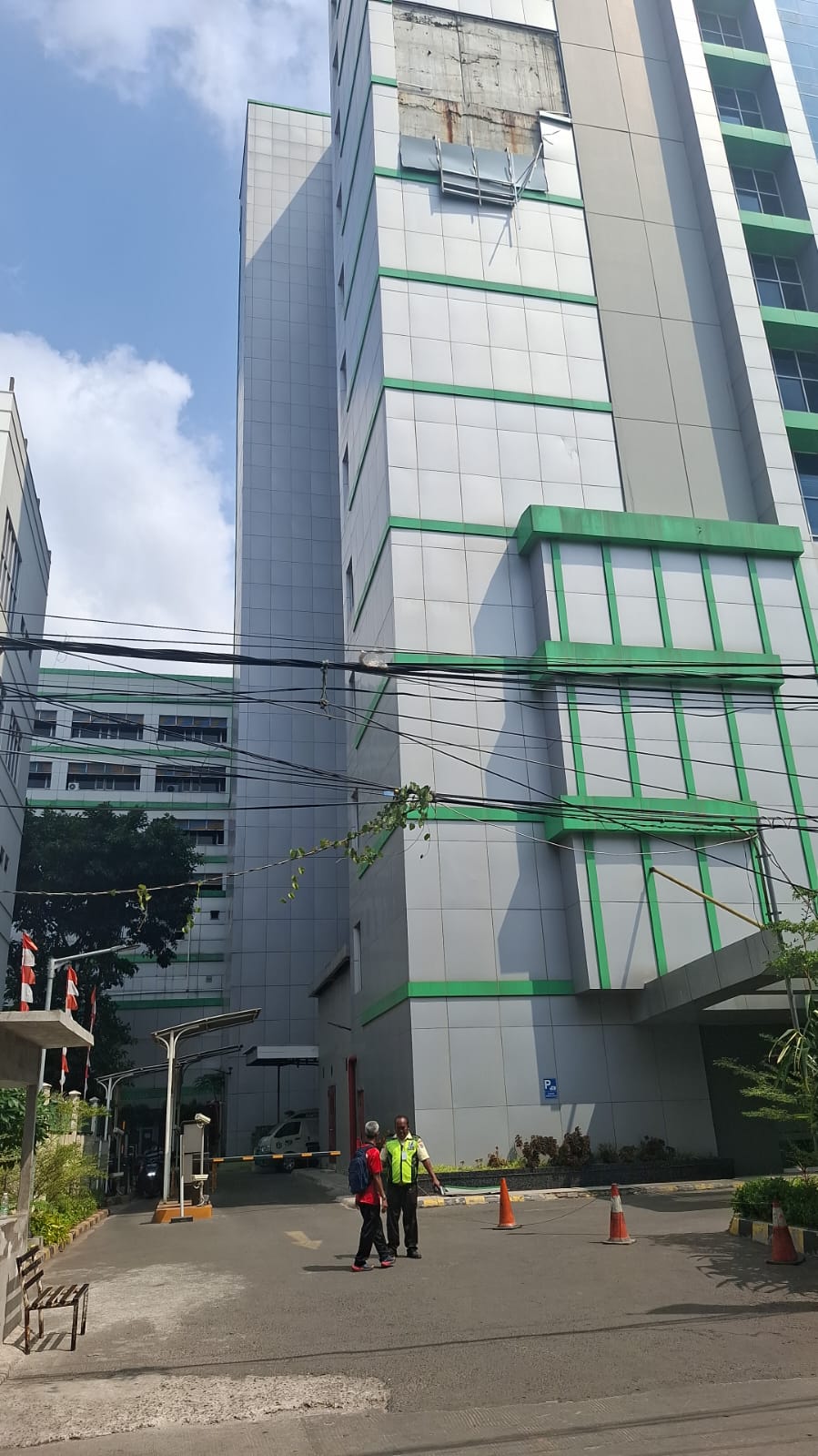 Personel Gulkarmat Evakuasi Material Lepas di RSUD Koja. 2
