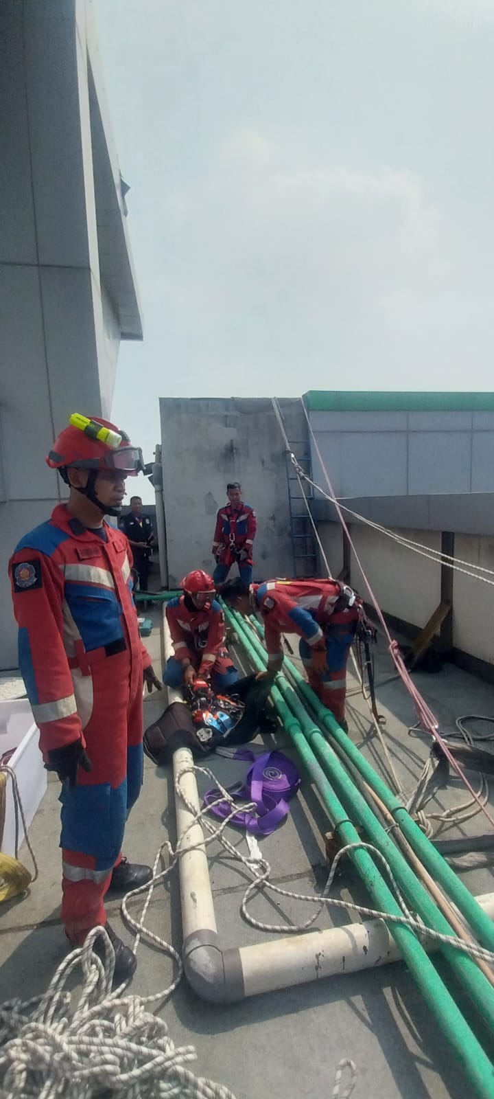Personel Gulkarmat Evakuasi Material Lepas di RSUD Koja. 1