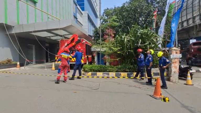 Personel Gulkarmat Evakuasi Material Lepas di RSUD Koja. 3