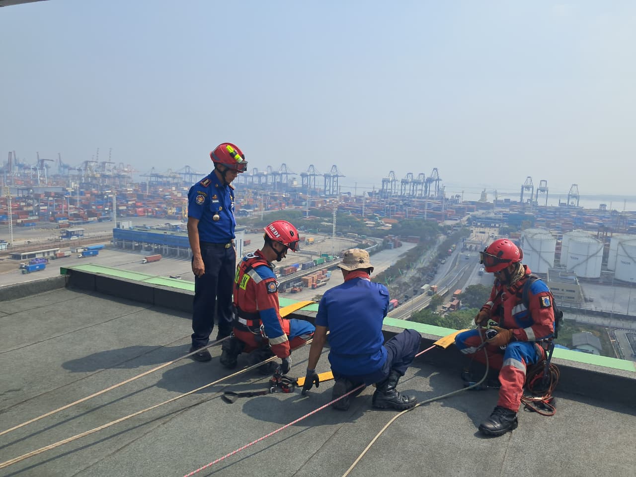 Personel Gulkarmat Evakuasi Material Lepas di RSUD Koja. 4