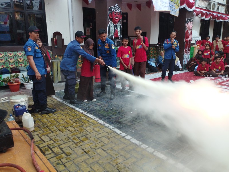 Edukasi Sejak Dini, Sudin Gulkarmat Jakut Melatih Peserta Didik SMP Tingkat Kelurahan Warakas Tanggap Kebakaran 6
