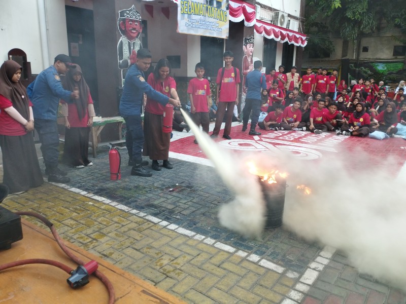 Edukasi Sejak Dini, Sudin Gulkarmat Jakut Melatih Peserta Didik SMP Tingkat Kelurahan Warakas Tanggap Kebakaran 4