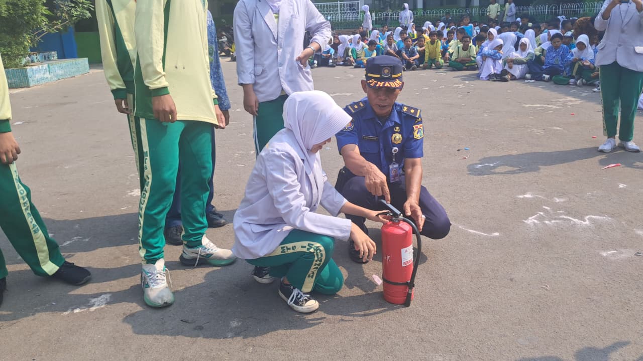 Sosialisasi dan Edukasi Pencegahan Serta Penanggulangan Kebakaran Sekolah Mts Imandunnajjah Rorotan 3