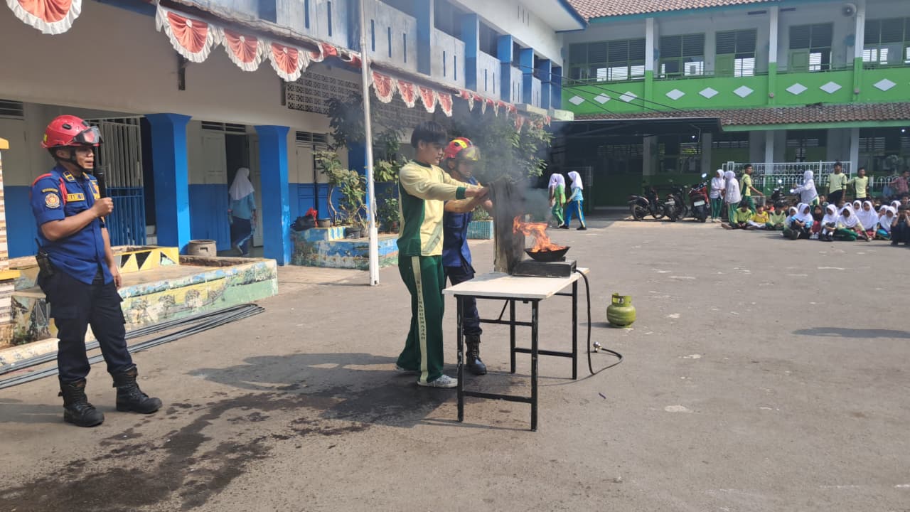 Sosialisasi dan Edukasi Pencegahan Serta Penanggulangan Kebakaran Sekolah Mts Imandunnajjah Rorotan 4
