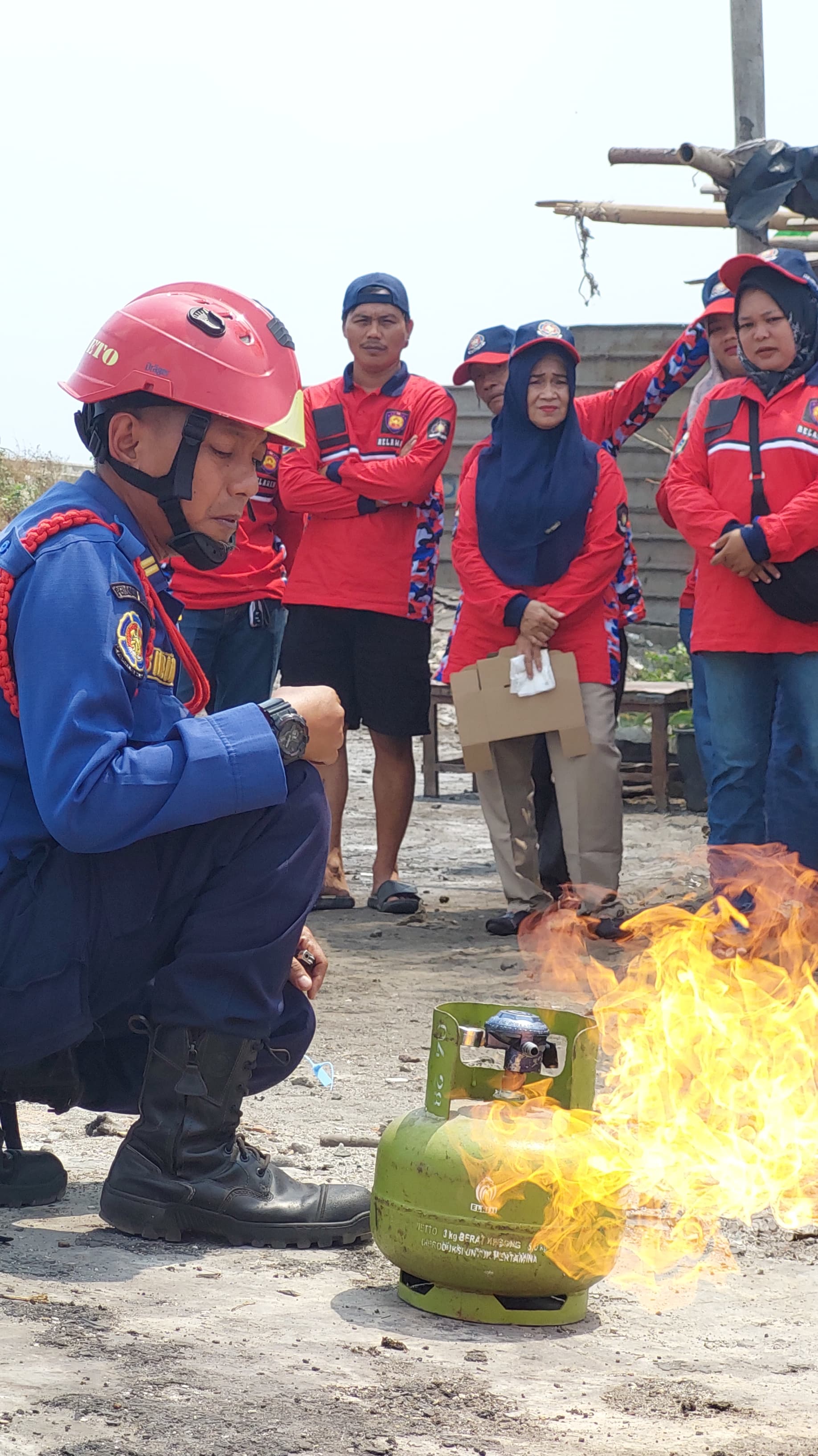 Sosialisasi Pencegahan dan Penanggulangan Kebakaran di RW 14 Kelurahan Kalibaru 4