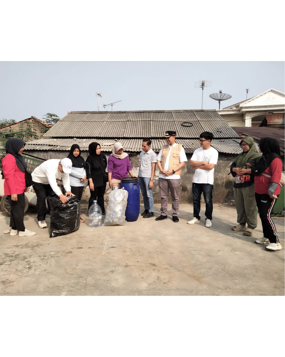 Camat Kelapa Gading Monitoring Kerja Bakti dan Pilah Sampah di RW 01 Pegangsaan Dua 3