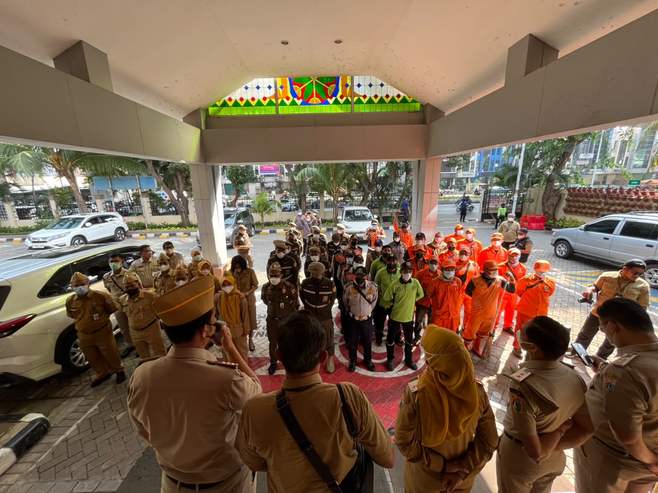 SIGAP ANTISIPASI ABU VULKANIK, KELAPA GADING BAGIKAN MASKER DAN SIRAM JALAN PROTOKOL 4