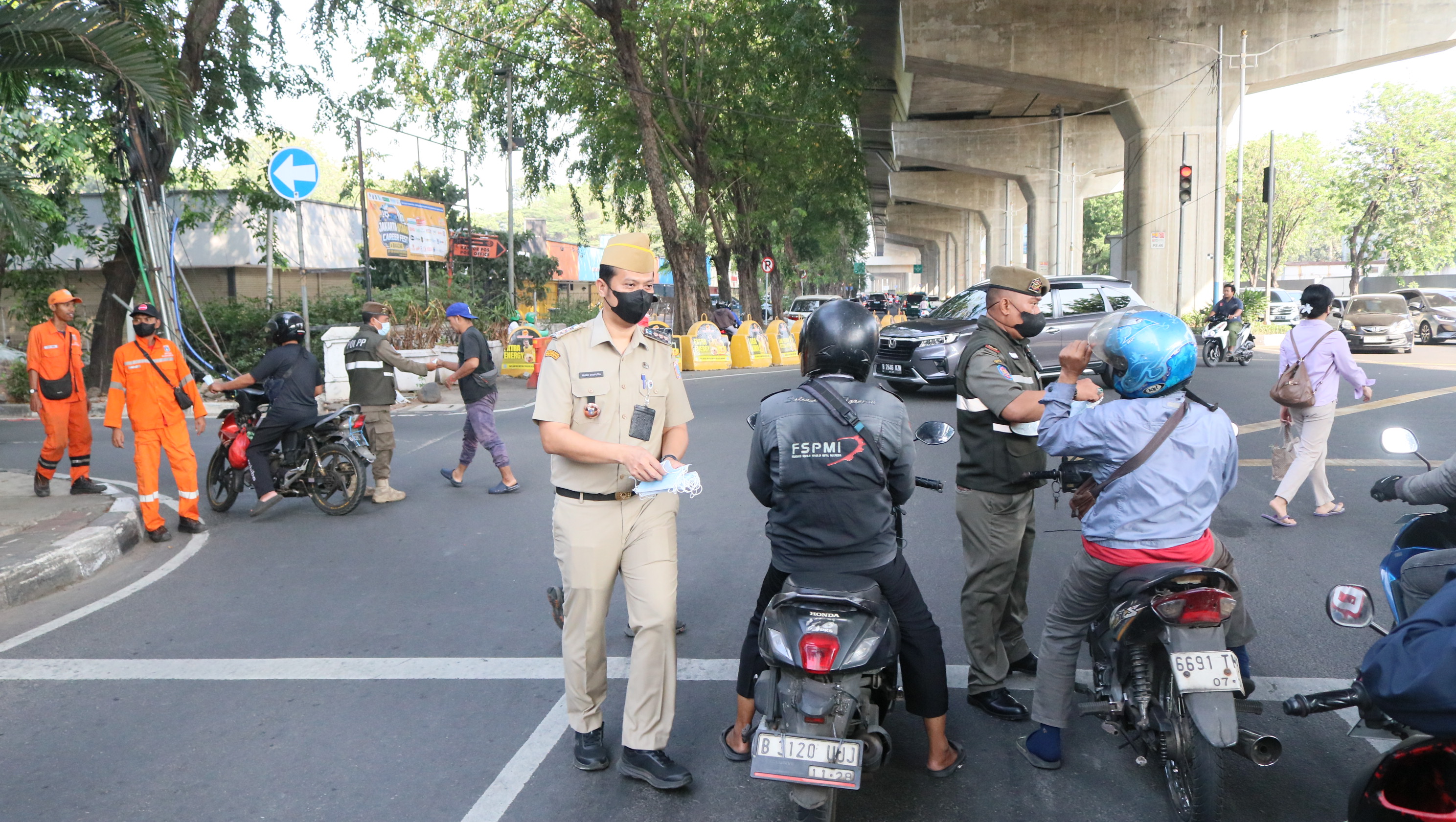 SIGAP ANTISIPASI ABU VULKANIK, KELAPA GADING BAGIKAN MASKER DAN SIRAM JALAN PROTOKOL 1