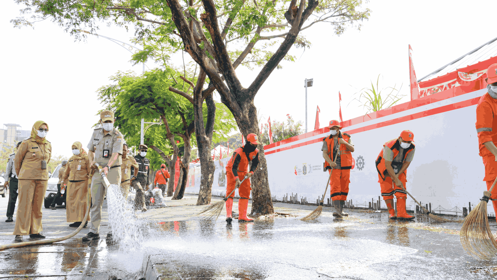 SIGAP ANTISIPASI ABU VULKANIK, KELAPA GADING BAGIKAN MASKER DAN SIRAM JALAN PROTOKOL 3