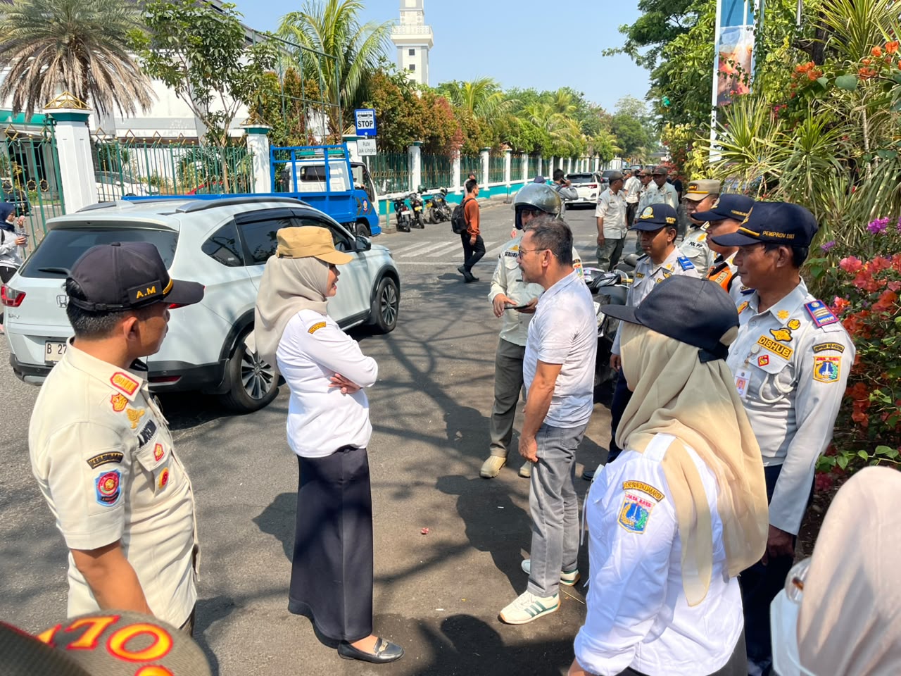 "Penertiban Pedagang Kaki Lima di sekitar Masjid Al Musyawarah" 2