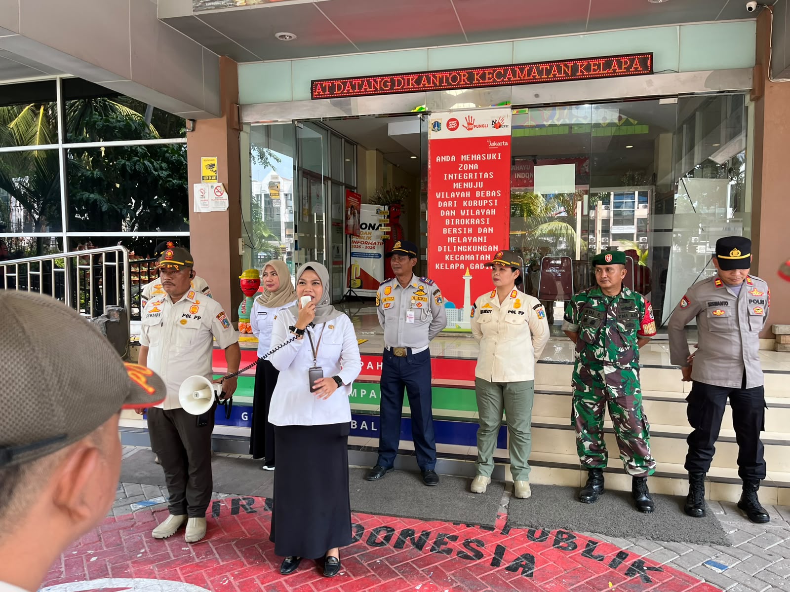 "Penertiban Pedagang Kaki Lima di sekitar Masjid Al Musyawarah" 5