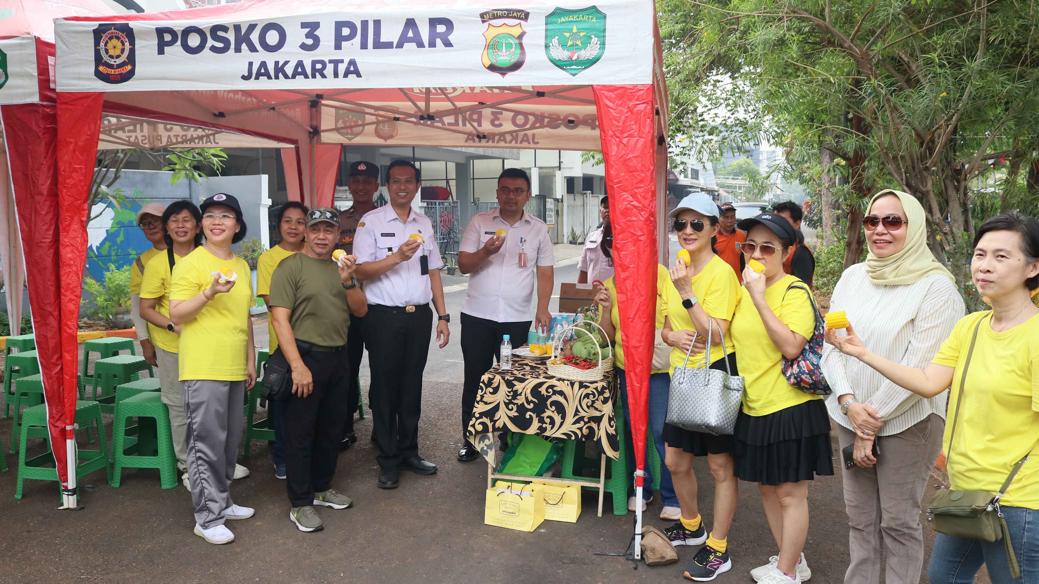 Panen Jagung dan Pisang di Kebun Lemon Grass RW 12 Kelapa Gading Barat 4