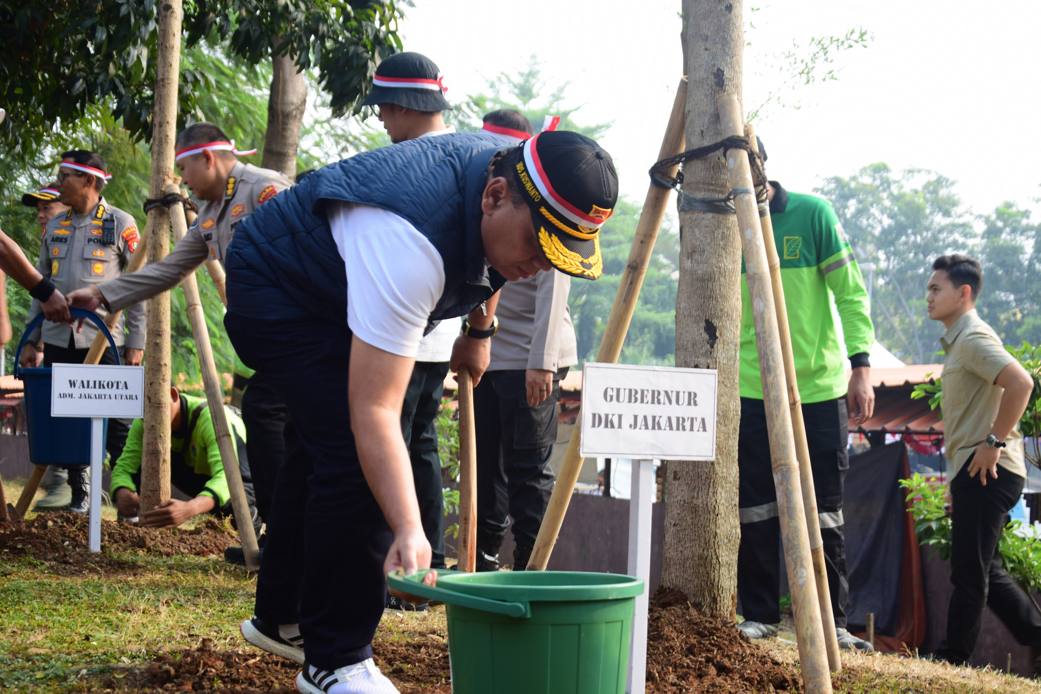 Karya Bakti di RTH Kalijodo, Pangdam Jaya, Kapolda Metro Jaya dan Sekda DKI Perkuat Semangat Gotong Royong 1