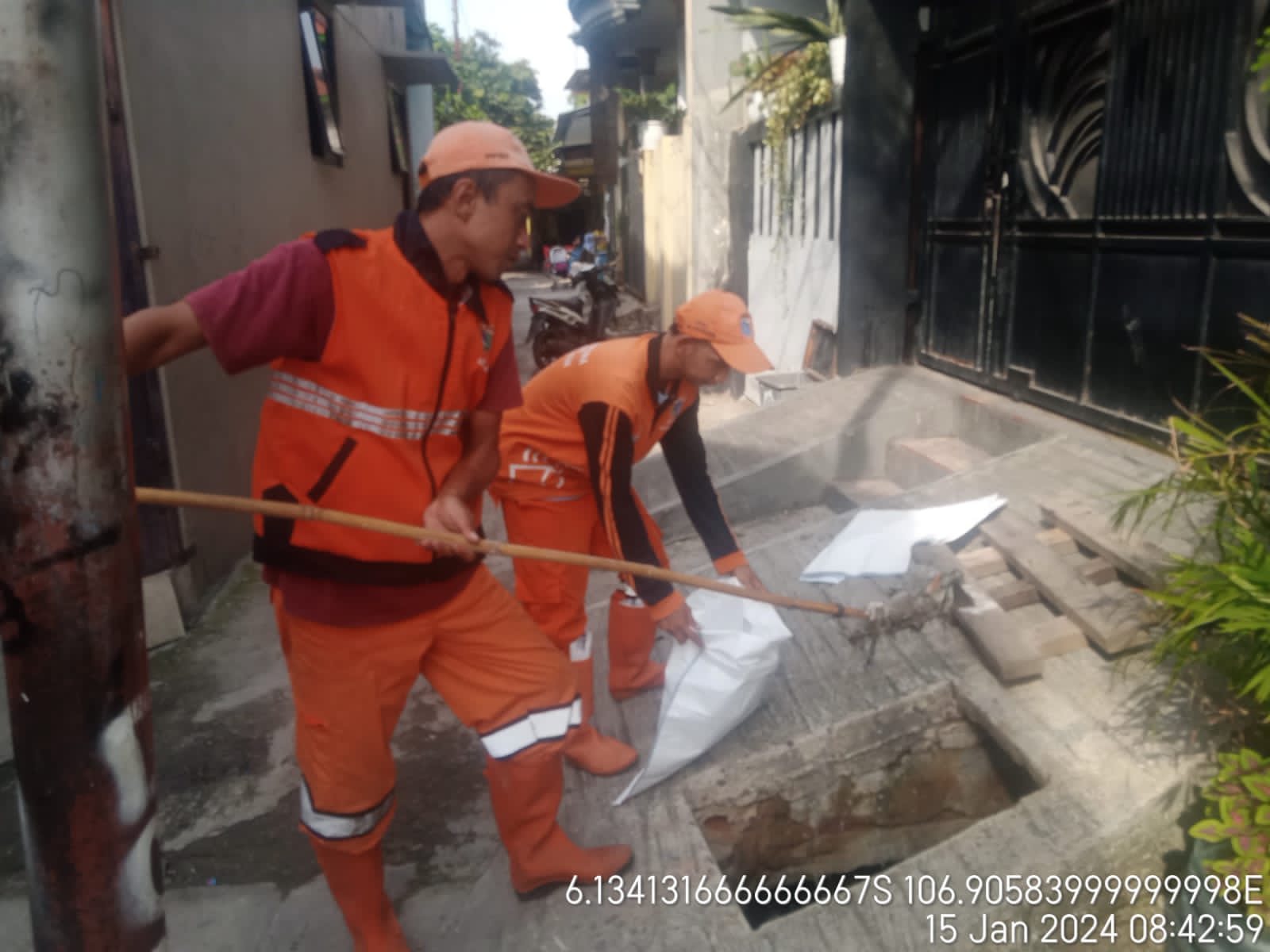 Giat Membersihkan Lingkungan Oleh PPSU Tugu Selatan 1