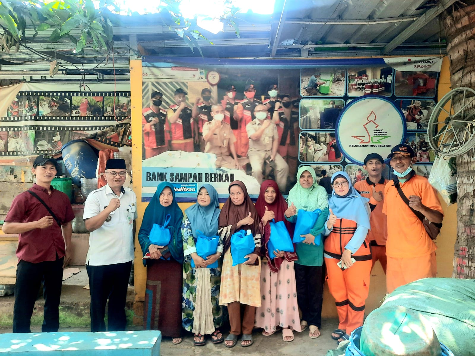 Bank Sampah Berkah Tugu Selatan Berbagi Bingkisan Menjelang Hari Raya Idul Fitri 1445 H 2