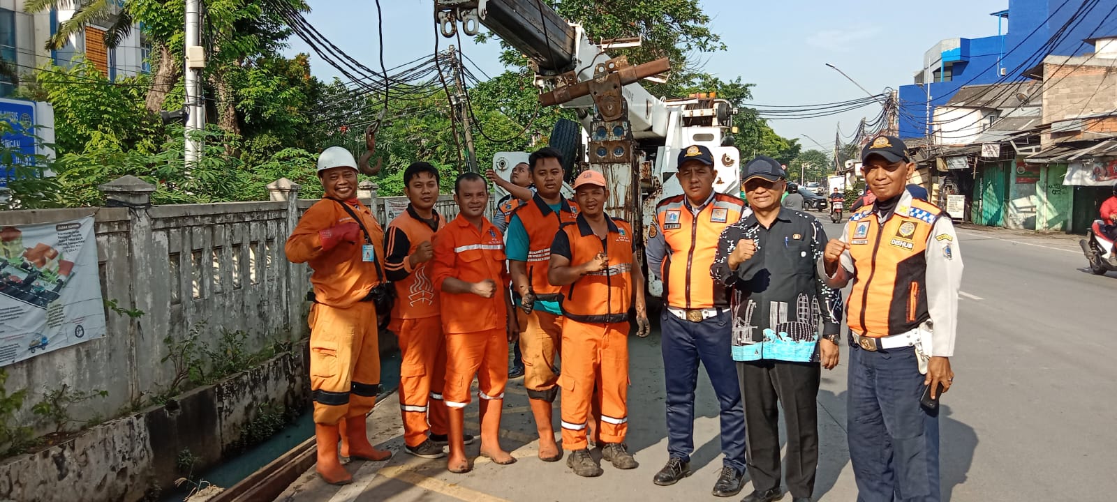 Pengangkatan Tiang listrik yang jatuh di saluran dan Perapihan Kabel Utilitas di saluran penghubung Plumpang Semper 9