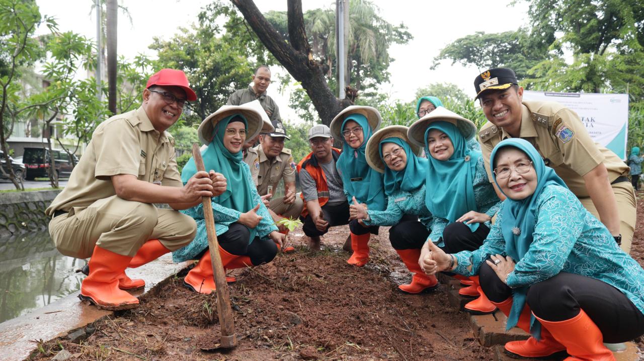 Tanam Serentak se DKI Jakarta di Kebun Urban Farming Mitra Gading Villa RW 17 Kelurahan Kelapa Gading Barat 2
