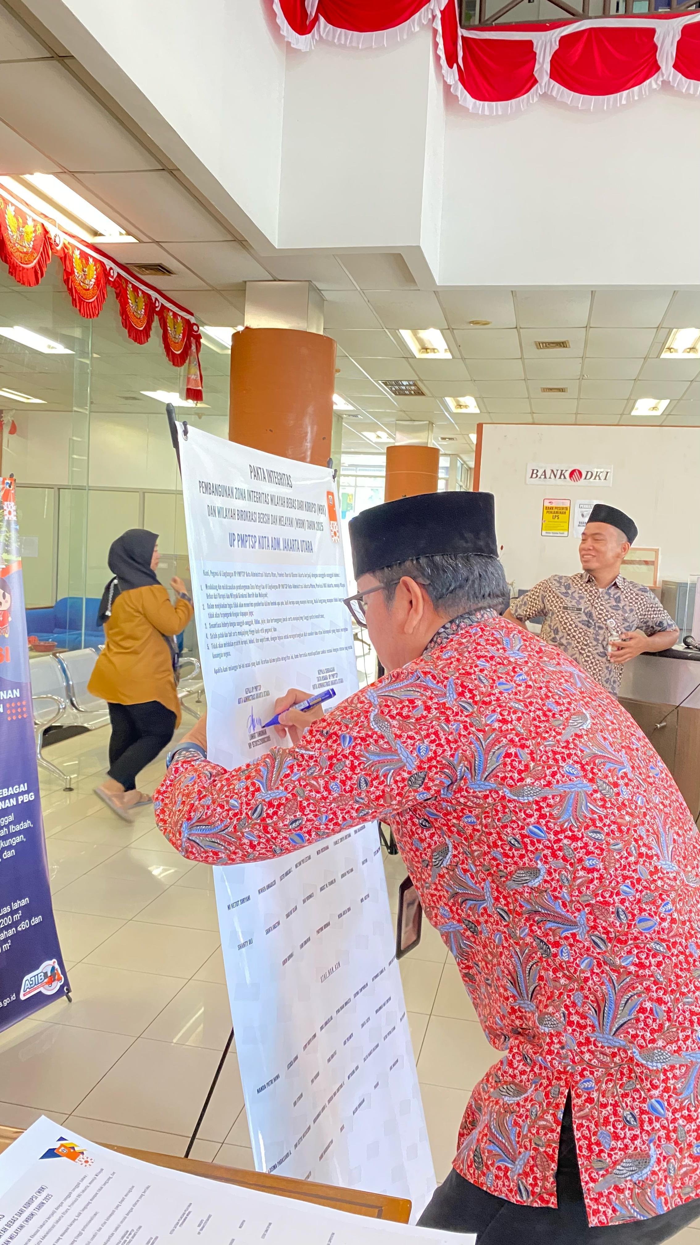 Penandatanganan Pakta Integritas Pembangunan Zona Integritas Wilayah Bebas dari Korupsi (WBK) dan Wilayah Birokrasi Bersih dan Melayani (WBBM) UP PMPTSP Kota Adm. Jakarta Utara 5