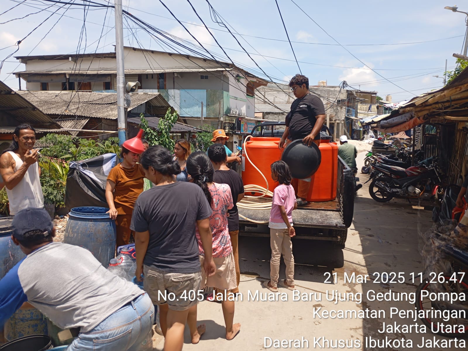 Pengiriman Air Bersih Untuk Warga Muara Baru 4