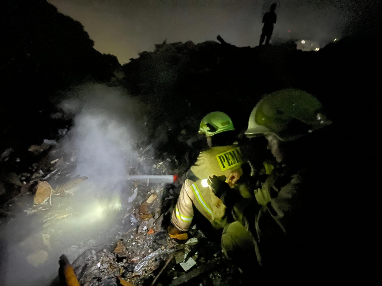 Penanggulangan Kebakaran Pada Tumpukan Sampah. 1