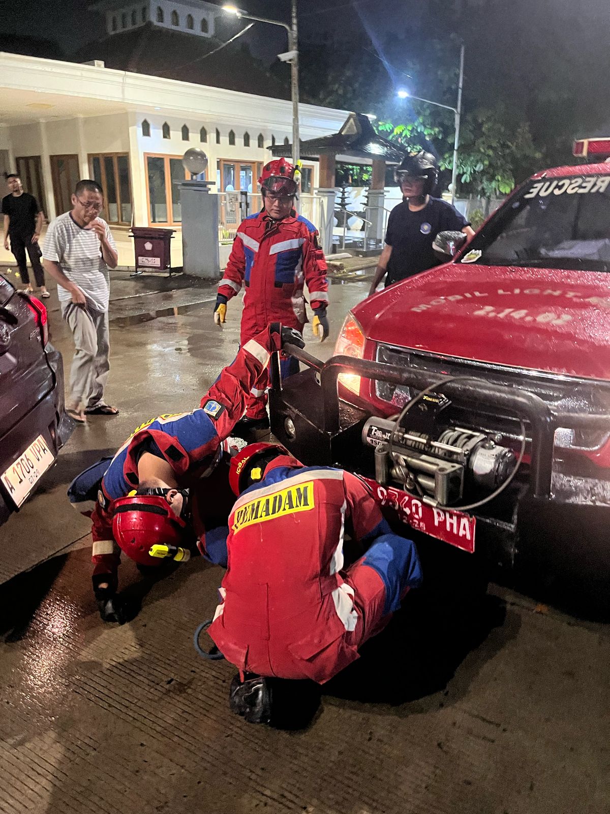 Evakuasi Mobil Terperosok. 3