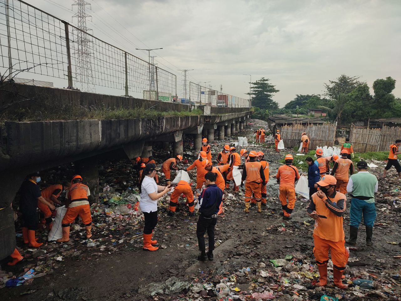 PPSU kelurahan warakas mengikuti kerja bakti gabungan pasca terjadinya kebakaran diwilayah danau cincin utara RT08/RW05 kelurahan papanggo 3