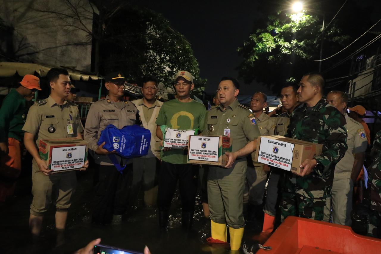 Walikota Jakarta Utara Tinjau Lokasi Terdampak Banjir Rob di Muara Angke,Salurkan Bantuan untuk Warga 3
