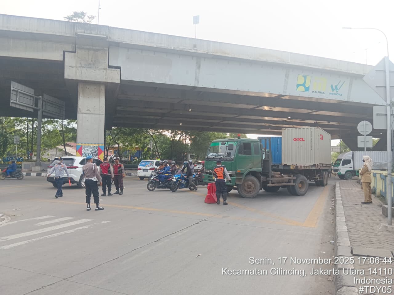Pembatasan Jam Operasional Truk Bertonase Besar/Trailer Angkutan Barang di Sepanjang Jalan Cilincing Raya, Kecamatan Cilincing. 1