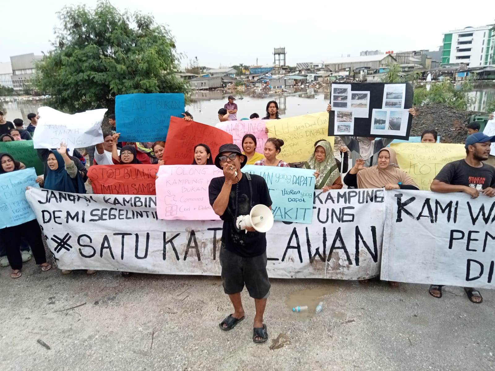 Warga RT 20 RW 17 Gelar Aksi Protes Tolak Pembuangan Sampah Ilegal di Tanggul Muara Baru 6