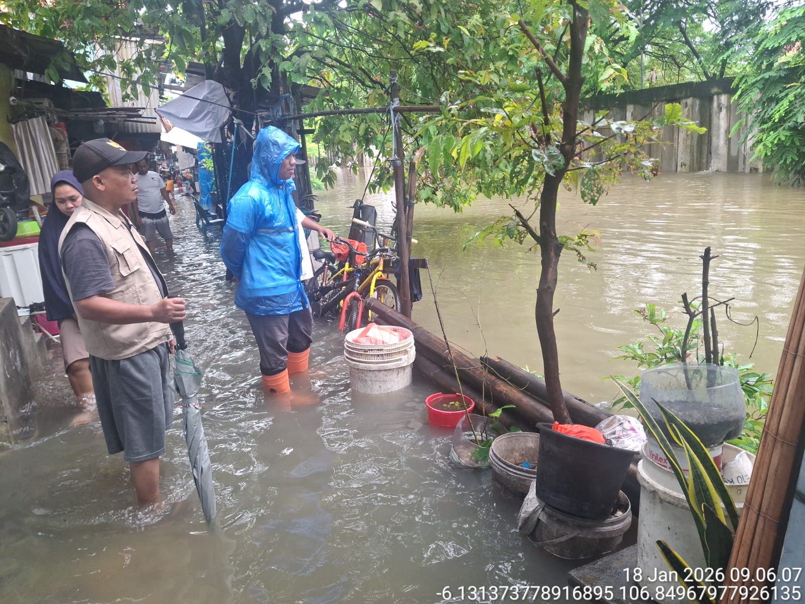 Lurah Sunter Agung Turun Langsung Pantau Genangan Di Wilayah Kelurahan Sunter Agung 7