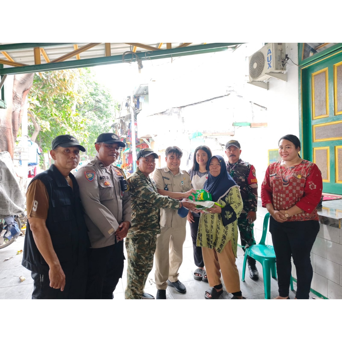 Tiga Pilar Kelurahan Ancol Serahkan Bantuan Sembako kepada Korban Kebakaran di Jl. Krapu 2