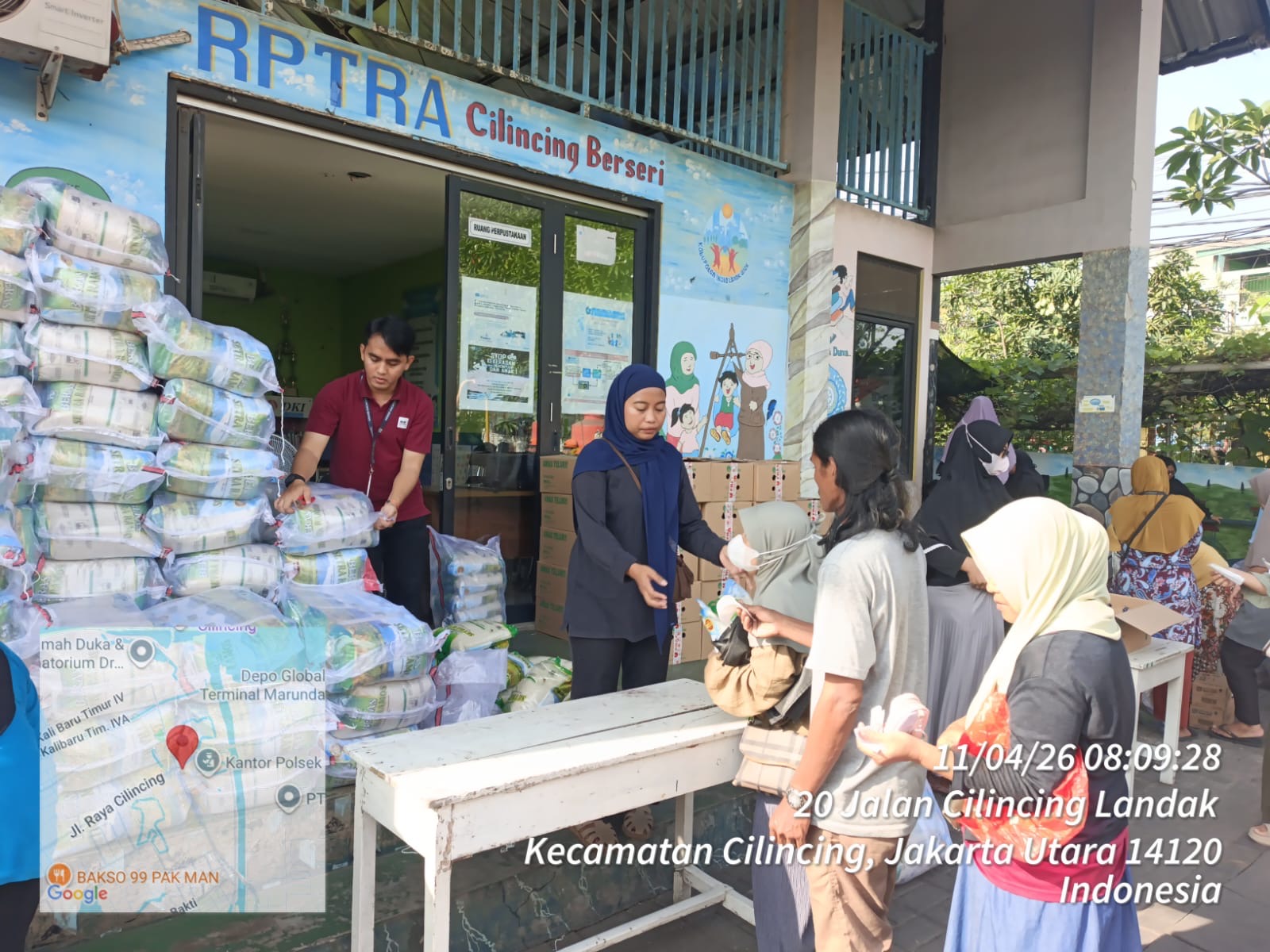 Ratusan Warga Nikmati Layanan Pangan Bersubsidi di RPTRA Cilincing Berseri 5