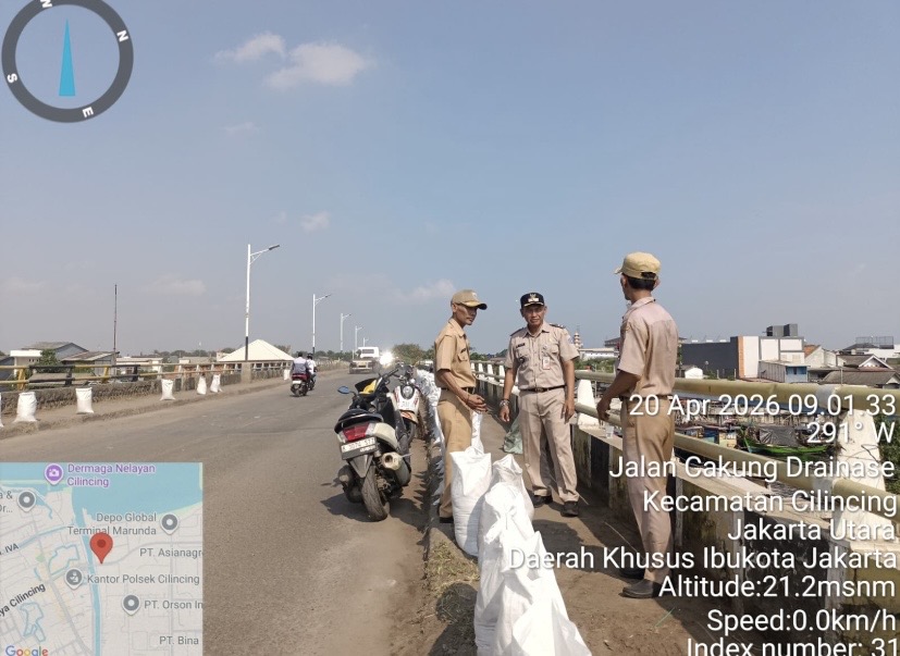 Tim PPSU Kelurahan Cilincing Bersihkan Ceceran Pasir di Jalan Raya Cilincing 4